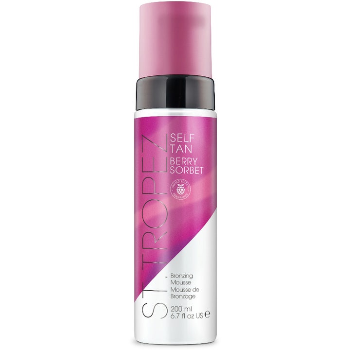 St. Tropez Self Tan Berry Sorbet 200 ml selvbruningsmousse gir glød i hvit flaske med lilla og rosa detaljer.