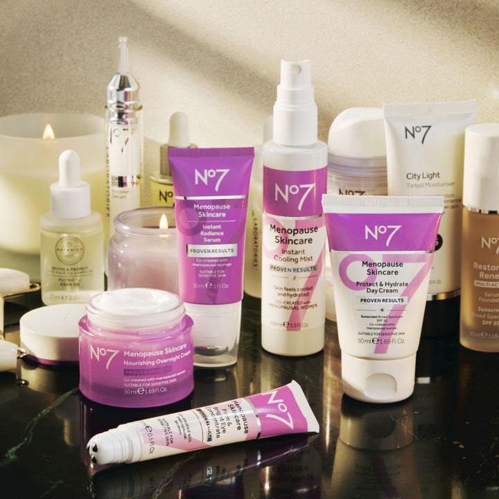 No7 Menopause Skincare Instant Radiance Serum 30 ml ansiktsserum gir glød i lilla tube vist med andre produkter