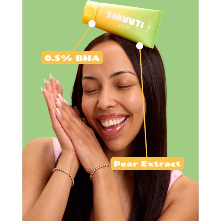 Smuuti Skin Pear Cleansing Gel 150 ml eksfolierende ansiktsrens med BHA vist på smilende kvinne med tuben på hodet