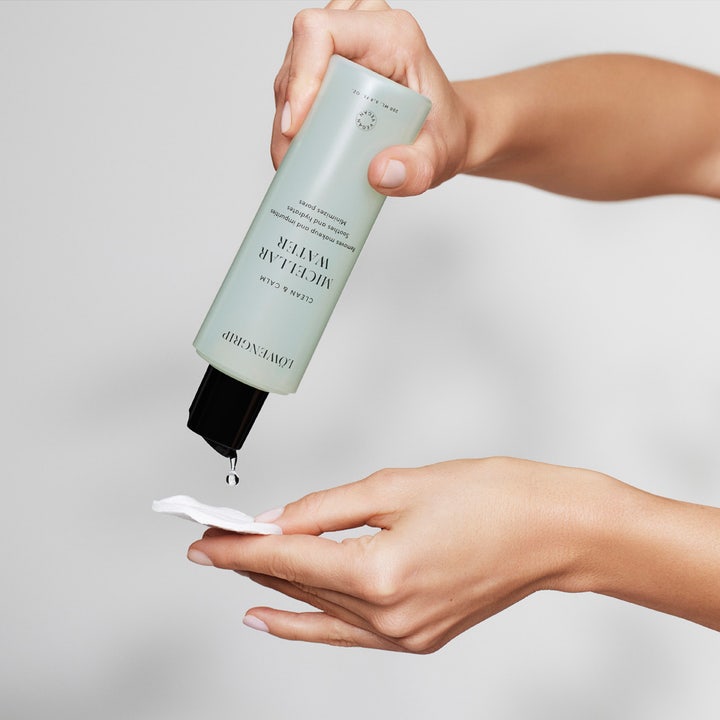 Löwengrip Clean & Calm Micellar Water 230 ml beroligende ansiktsrengjøring som drypper fra flasken på en bomullspad