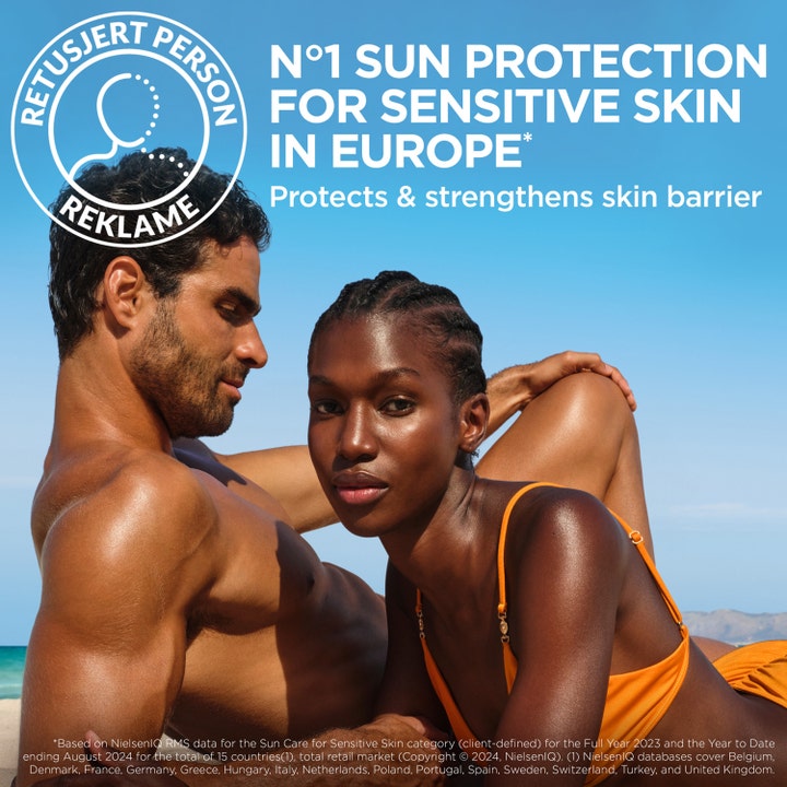 Garnier Sensitive Advanced SPF50 175 ml solkrem styrker hudbarrieren vist med et par på en strand i solskinn