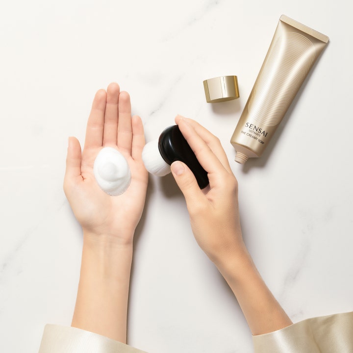 Sensai Ultimate The Creamy Soap 125 ml luksuriøs ansiktsrens med fyldig skum og rensebørste på marmor