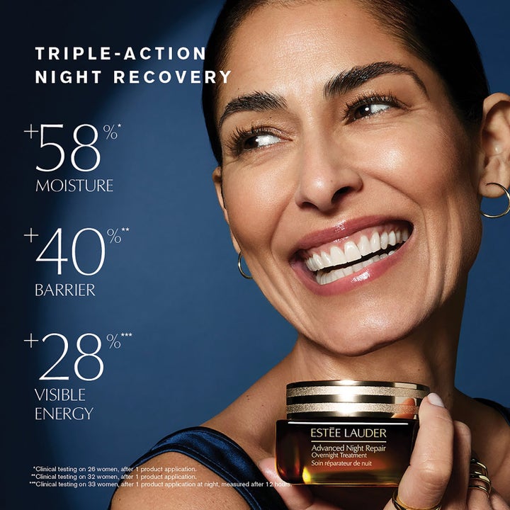 Estée Lauder Overnight Reset 140 ml nattbehandling gir fukt og energi smilende kvinne holder mørk krukke