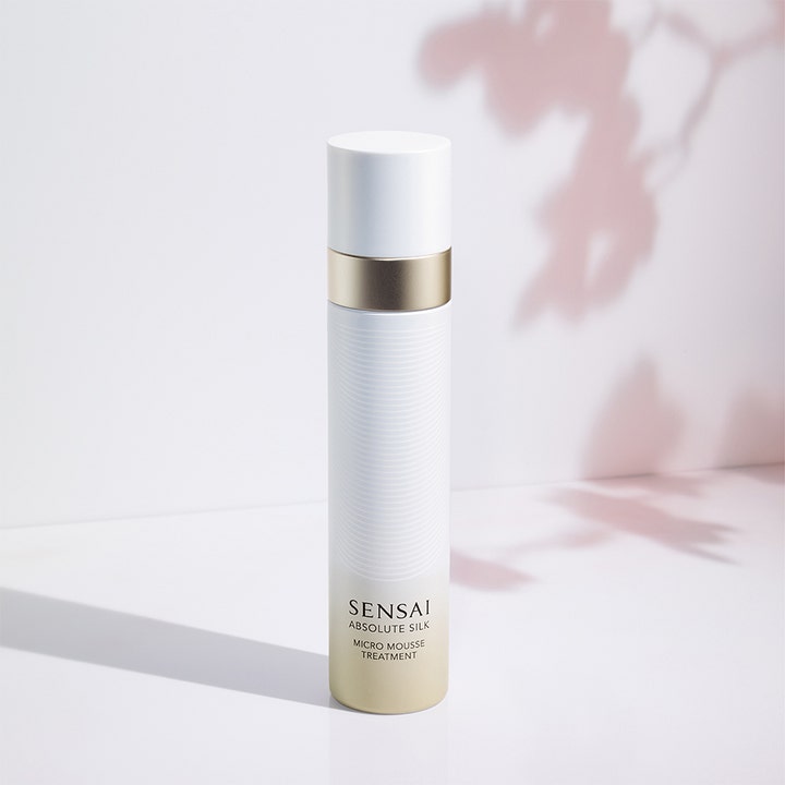 Sensai Absolute Silk Micro Mousse Treatment 90 ml toner i hvit flaske med gulldetaljer og milde blomsterskygger