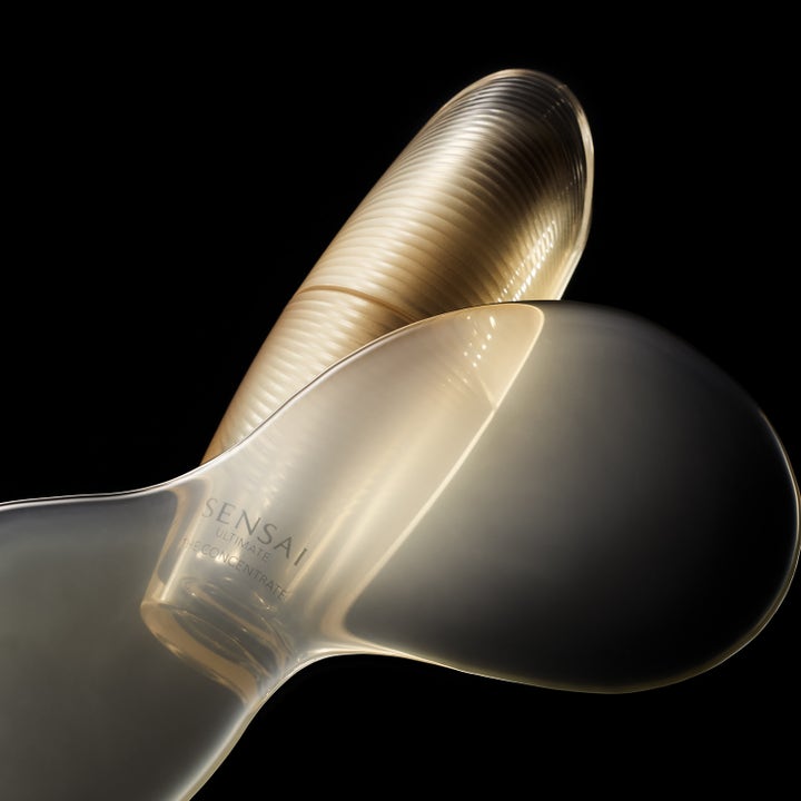 Sensai Ultimate The Concentrate N 30 ml serum i luksuriøs gullfarget beholder med rillet tekstur