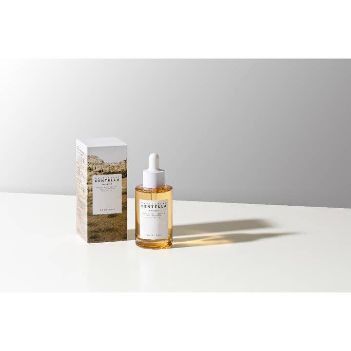 SKIN1004 Madagascar Centella Ampoule 55 ml beroligende serum som gir fukt i glassflaske ved siden av esken