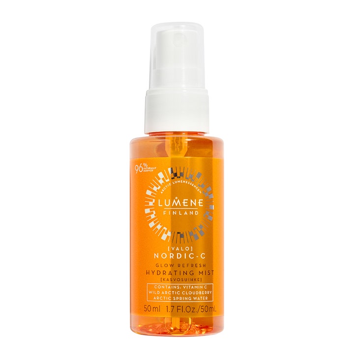 Lumene Nordic-C Glow Refresh Hydrating Mist 50ml ansiktsspray gir glød i en oransje flaske med hvit spraykork.