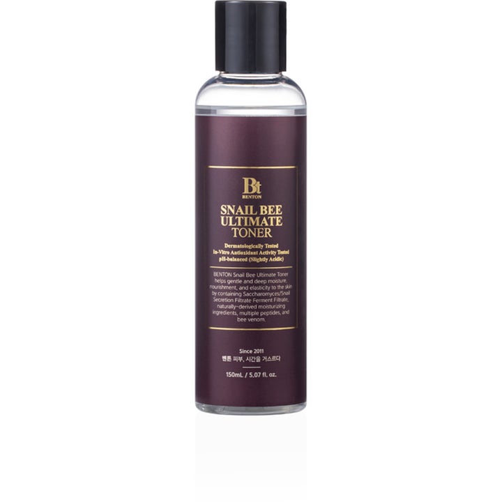 Benton Snail Bee Ultimate Toner 150ml fuktighetsgivende ansiktstoner i lilla plastflaske med sort kork og gulldetaljer.
