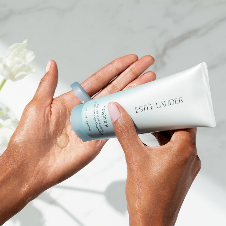 Estée Lauder Daywear Glow Boost Jelly Cleanser 125 ml rengjøringsgelé som gir glød trykkes ut i en håndflate.