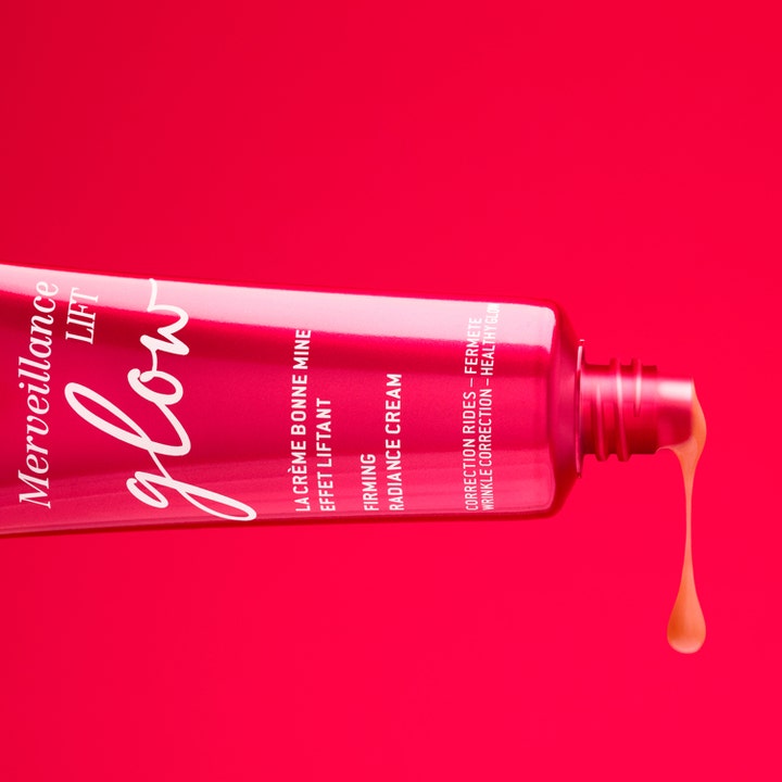 Nuxe Merveillance Lift Glow 50 ml oppstrammende dagkrem med ferskenfarget tekstur i rød tube