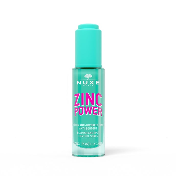 NUXE Zinc Power Blemish and Spot Control Serum mot urenheter i turkis glassflaske med rosa tekst og sink.