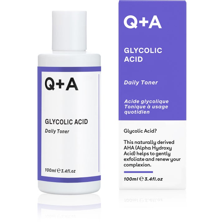 Q+A Glycolic Acid Daily Toner 100 ml eksfolierende ansiktsvann med AHA i hvit flaske og lilla eske som gir glød.