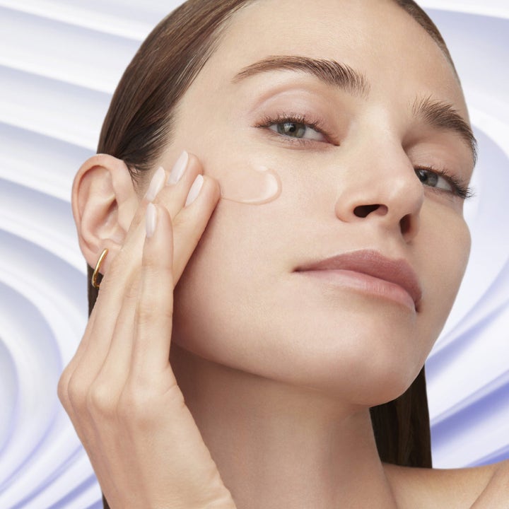 Lancôme Rénergie Discovery Kit med niacinamid kvinne som påfører en klar geltekstur på kinnet