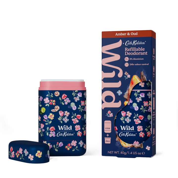 Wild Cath Kidston Amber & Oud 40g påfyllbar deodorant i mørkeblå hylse dekorert med blomstermønster