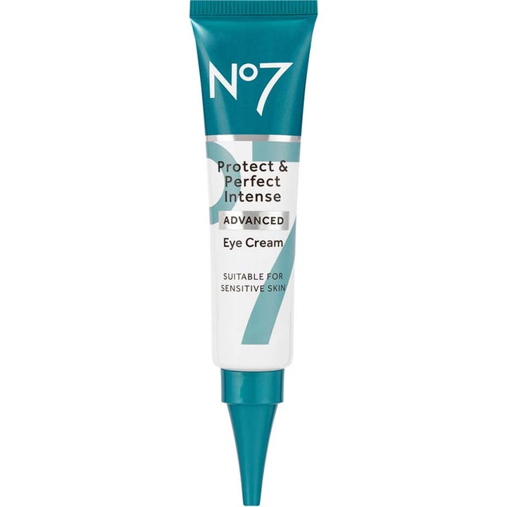 No7 Protect & Perfect Intense Advanced Eye Cream for sensitiv hud i hvit og blågrønn tube med smal applikator