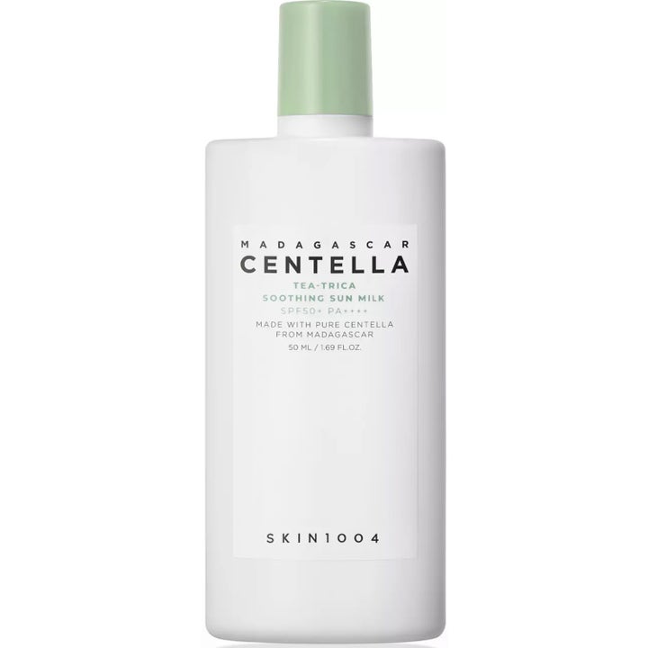Skin1004 Madagascar Centella Tea-Trica Soothing Sun Milk 50 ml beroligende solkrem i hvit flaske med lysegrønn kork