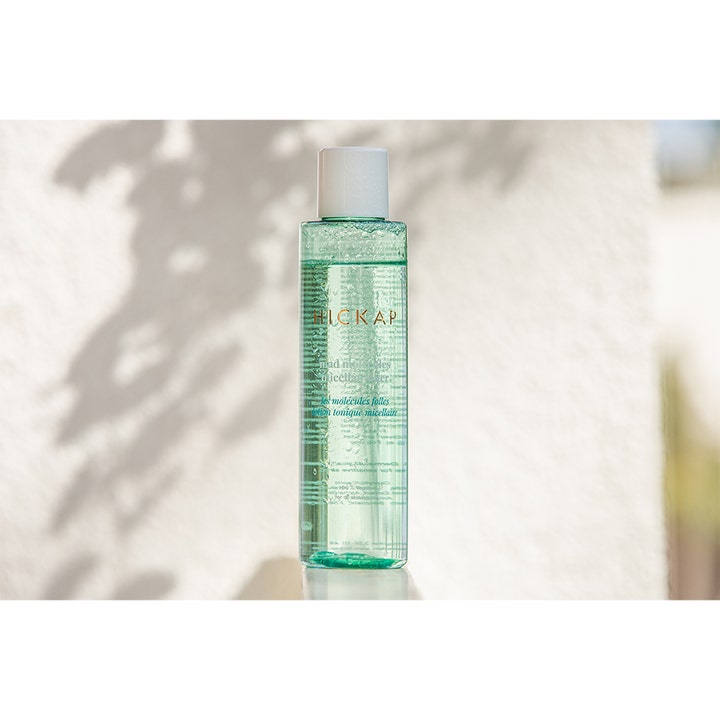 Hickap Mad Molecules Micellar Toner 150 ml rensende micellærvann i klar flaske med hvitt lokk i dagslys