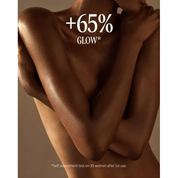 L'Occitane en Provence Almond Supple Skin Oil 100 ml kroppsolje gir glød vist på en modell med teksten +65% GLOW