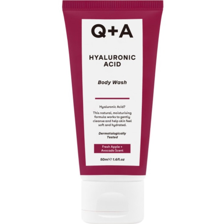 Q+A Hyaluronic Acid Body Wash 50ml fuktighetsgivende kroppsvask i mørkerosa tube med hvit etikett og hvitt lokk.