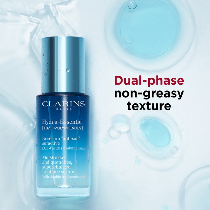 Clarins Hydra-Essentiel 30 ml fuktighetsgivende serum i blå flaske med dual-phase non-greasy tekstur og vannsprut.