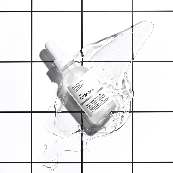 The Ordinary Hyaluronic Acid 2% + B5 30 ml fuktserum i glassflaske med pipette på klar flytende tekstur