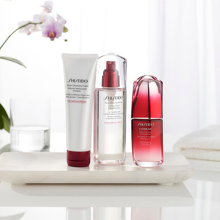 Shiseido Defend Clarifying Cleansing Foam 125 ml ansiktsrens i hvit tube ved siden av serum og toner.