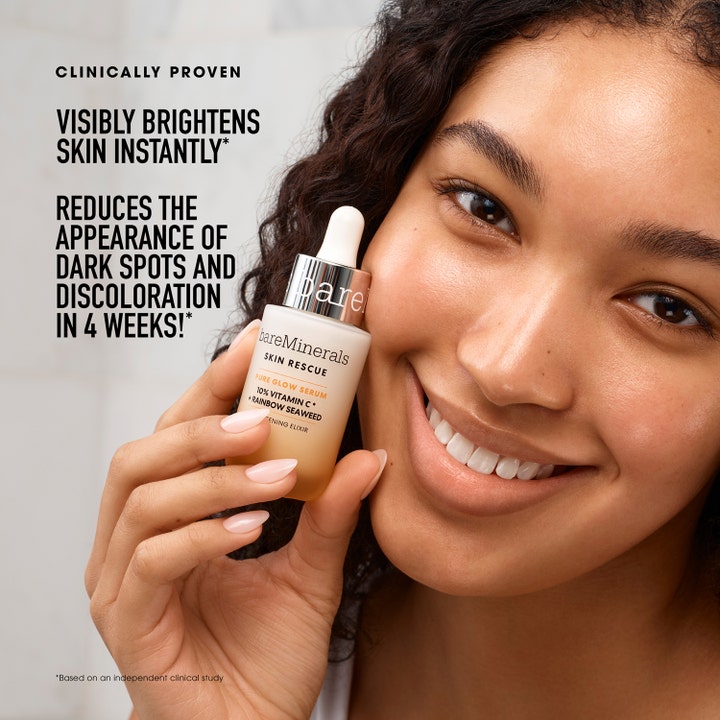 bareMinerals Skin Rescue Pure Glow Serum 30 ml glødgivende serum med C-vitamin holdt av kvinne med strålende hud