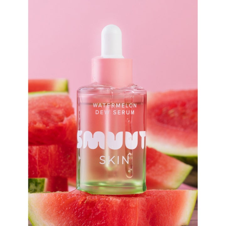 Smuuti Skin Watermelon Dew Serum fuktighetsgivende ansiktsserum i glassflaske med pipette på friske vannmelonskiver