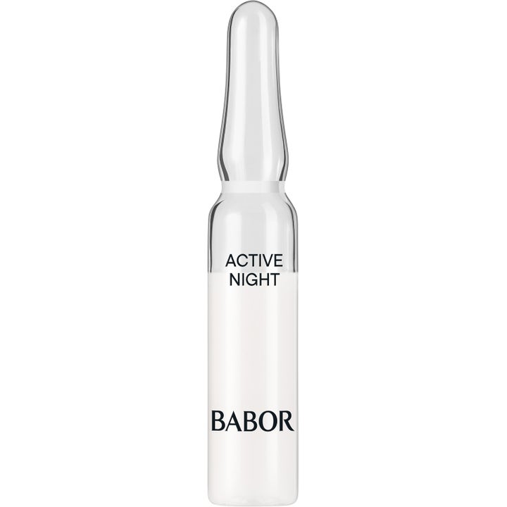 Babor Active Night 2 ml regenererende nattbehandling i en klar glassampulle fylt med hvit konsentrert væske.
