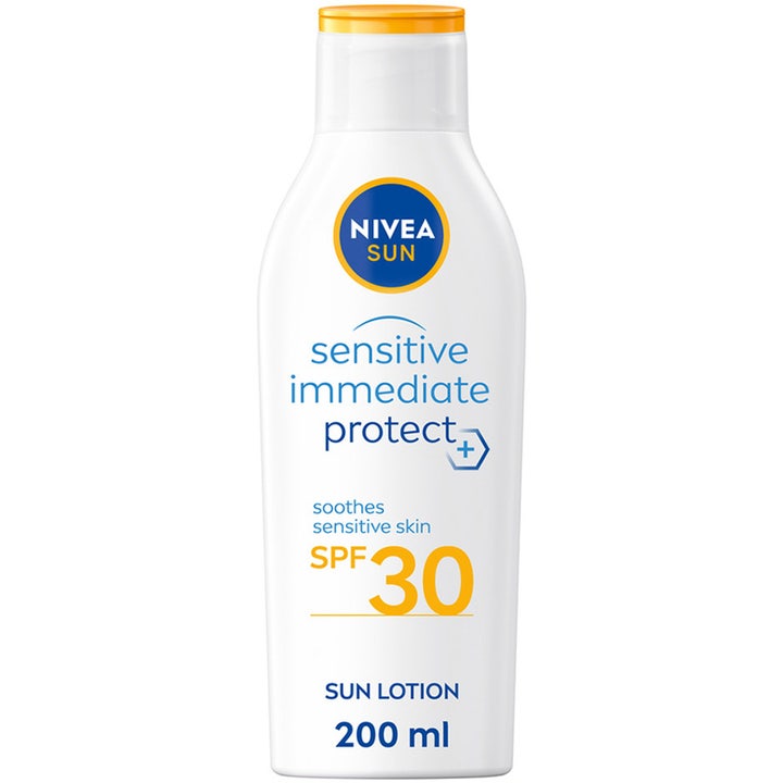 Nivea Sun Sensitive Immediate Protect 200 ml beroligende solkrem som gir solbeskyttelse i hvit plastflaske med gult lokk