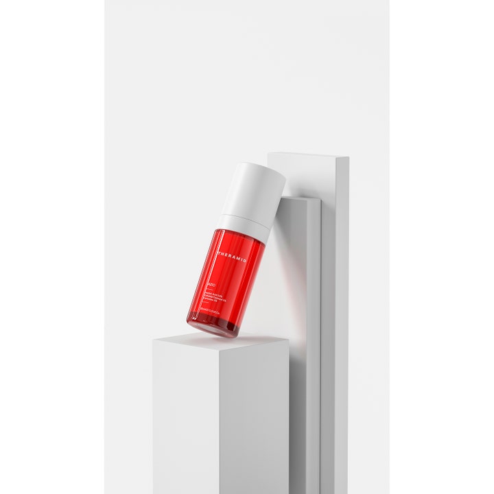Niche Beauty Lab Theramid Azid Azelaic Acid 15% Treatment 30 ml serum i rød flaske med hvit kork på hvite podier