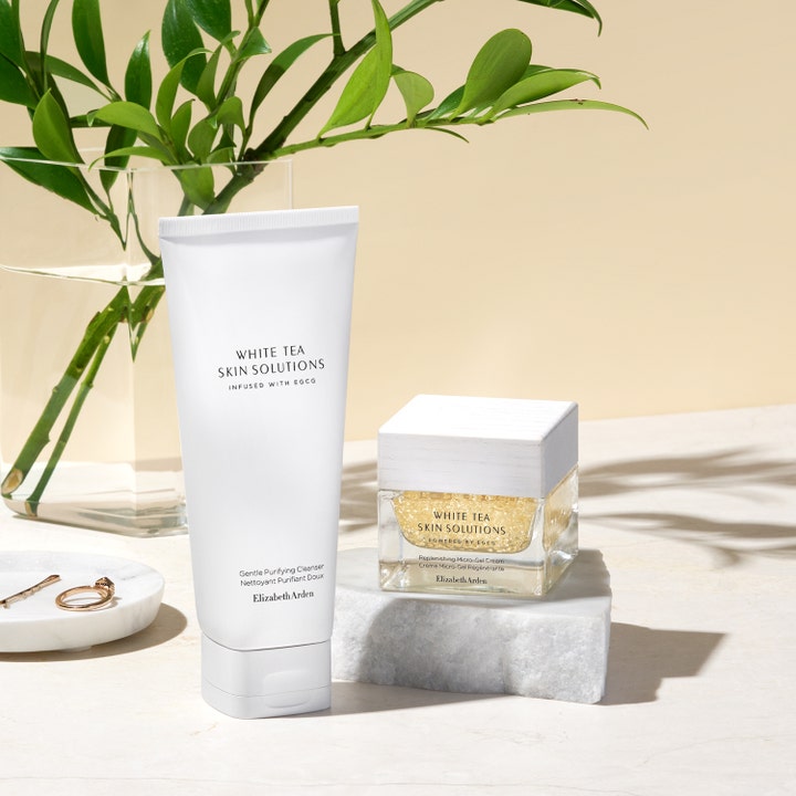 Elizabeth Arden White Tea Skin Purifying Cleanser 125 ml rensende gel i hvit tube ved siden av kremkrukke og grønne blader