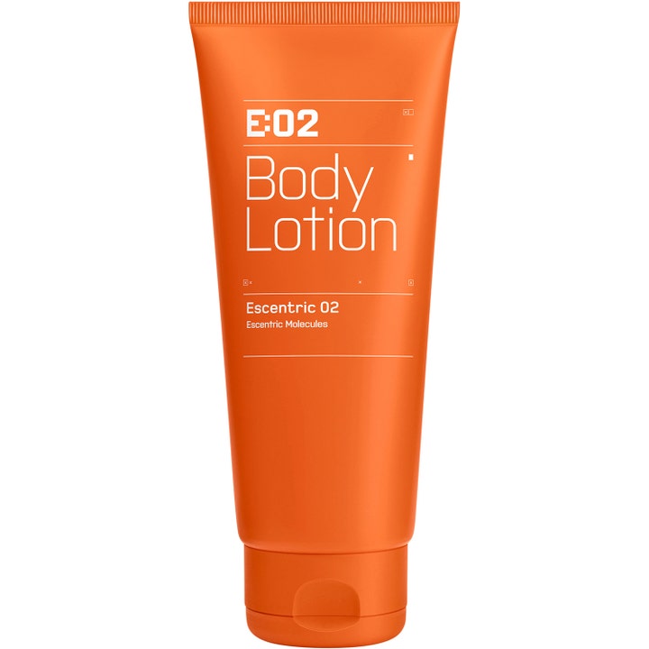 Escentric Molecules Escentric 02 Body Lotion pleiende kroppskrem i en minimalistisk oransje tube med hvit tekst