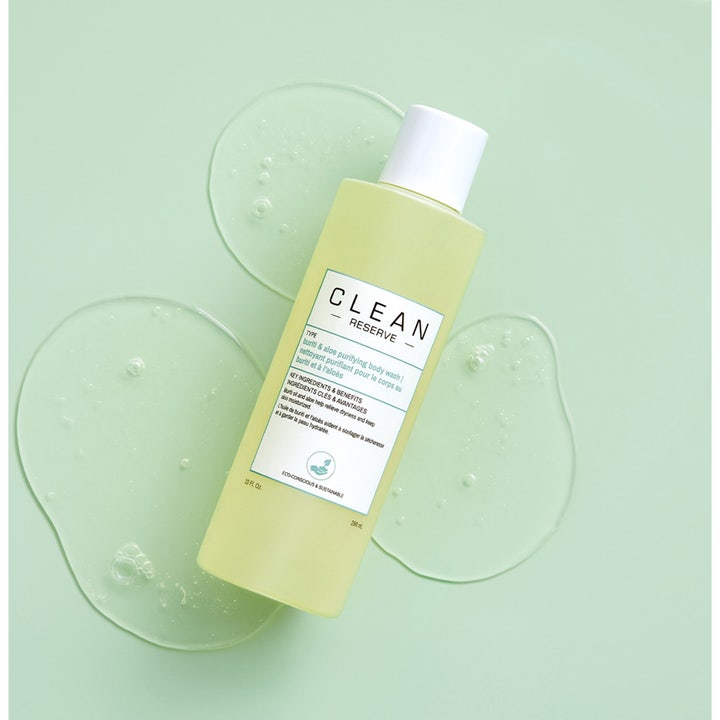 Clean Reserve Buriti & Aloe Shower Gel 296 ml rensende dusjgelé i gul flaske omgitt av klar gelétekstur