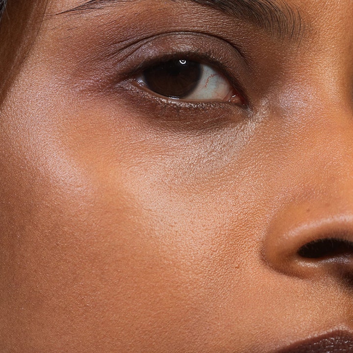 MÁDARA H2O Tint Hyaluron Tinted Serum 5 Dream Flower 30 ml farget serum gir naturlig glød på en dyp hudtone.