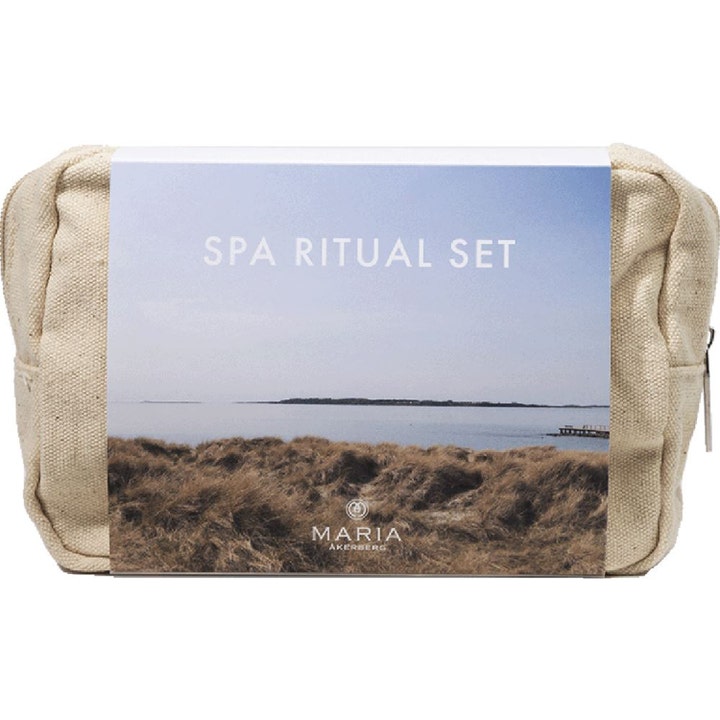 Maria Åkerberg Spa Ritual Set gavesett for hjemmespa i en beige tekstilmappe med bilde av et vakkert kystlandskap