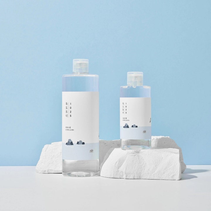 Round Lab 1025 Dokdo Toner 500 ml fuktighetsgivende ansiktsvatten i to klare flasker på hvite steiner.