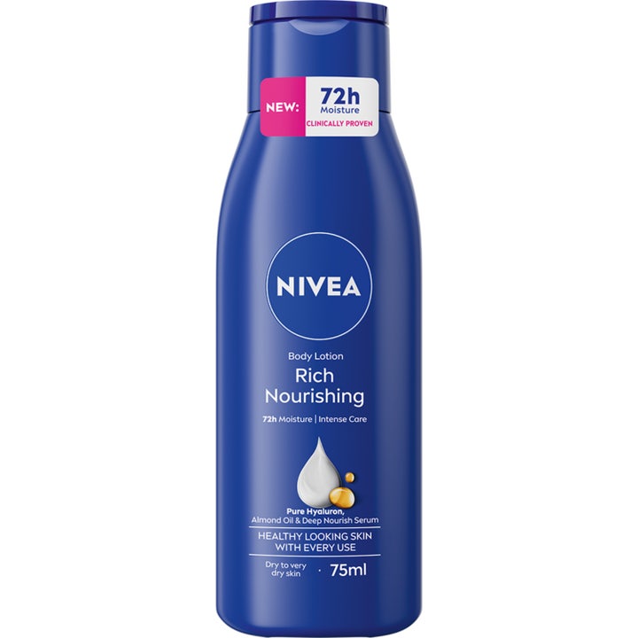 Nivea Rich Nourishing Body Lotion 75ml gir 72 timers fukt i en mørkeblå plastflaske med hvit logo og dråpedesign