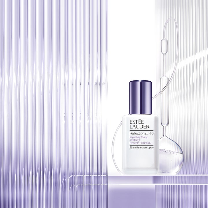 Estée Lauder Perfectionist Pro 30 ml glødgivende vitamin C serum i hvit flaske med lilla kork ved glasskolber