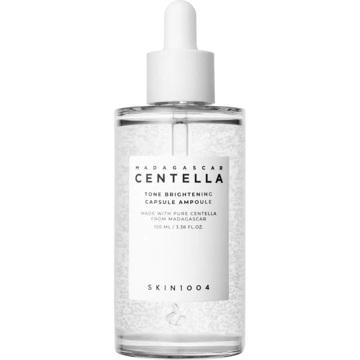 SKIN1004 Madagascar Centella Tone Brightening Capsule Ampoule 100 ml lysnende serum i glassflaske med hvit pipette og kapsler