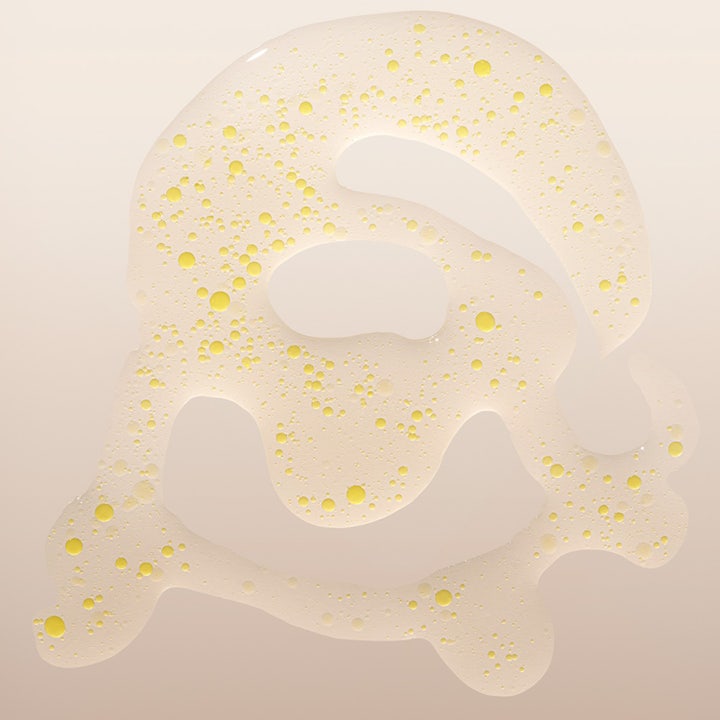 Babor Ampoule Multi Vitamin 14 ml ansiktsserum viser en lett tekstur med små gule oljedråper som gir glød.