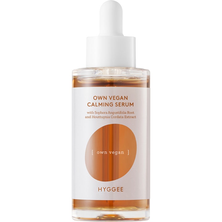 HYGGEE Own Vegan Calming Serum beroligende vegansk serum i glassflaske med hvit pipette og ravfarget væske.