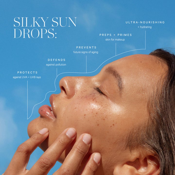 KORA Organics Silky Sun Drops 30 ml mineralbasert solserum som beskytter og pleier huden mot en blå himmel.