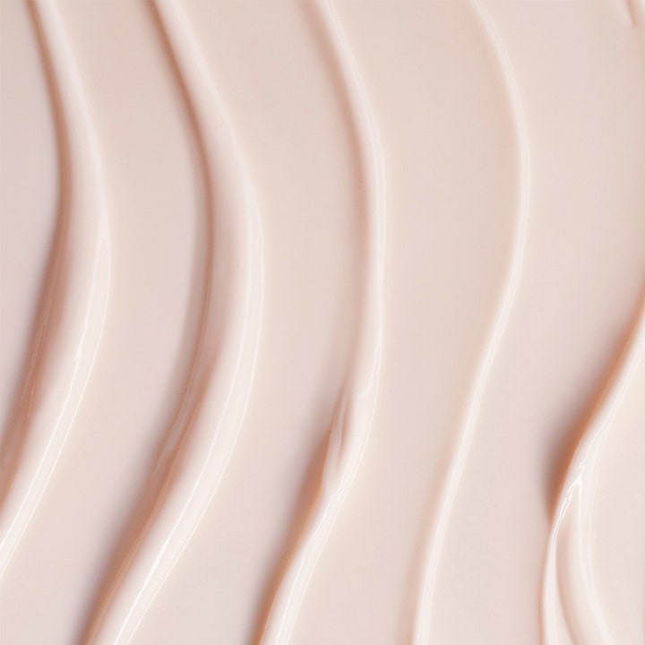 Shiseido Vital Perfection Uplifting & Firming Advanced Soft Cream 50 ml oppstrammende ansiktskrem med lys rosa tekstur