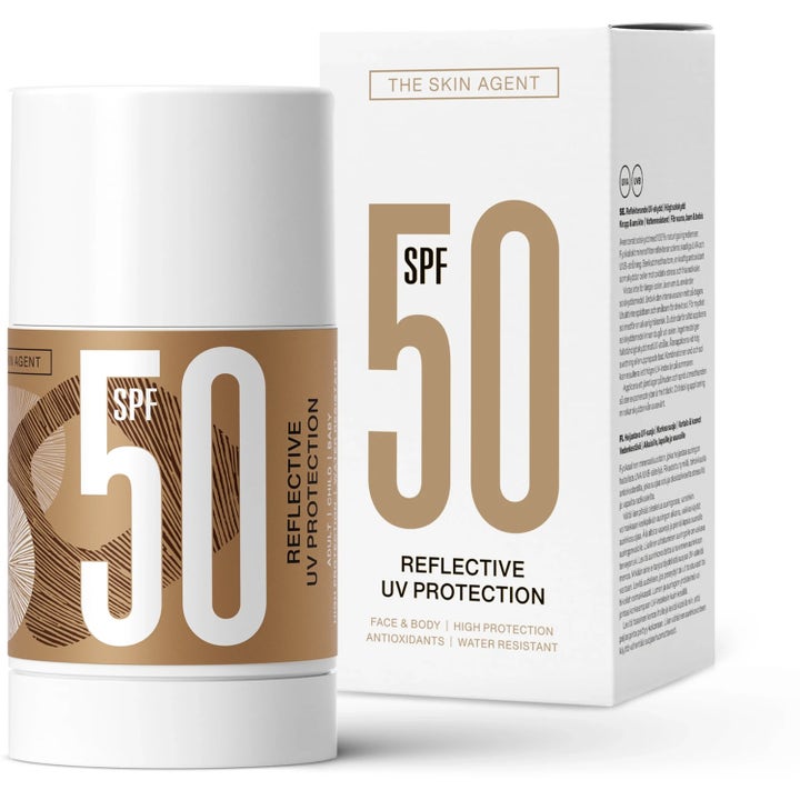The Skin Agent Reflective UV Protection SPF 50 solstift gir høy beskyttelse i hvit beholder med bronsefarget etikett og eske.