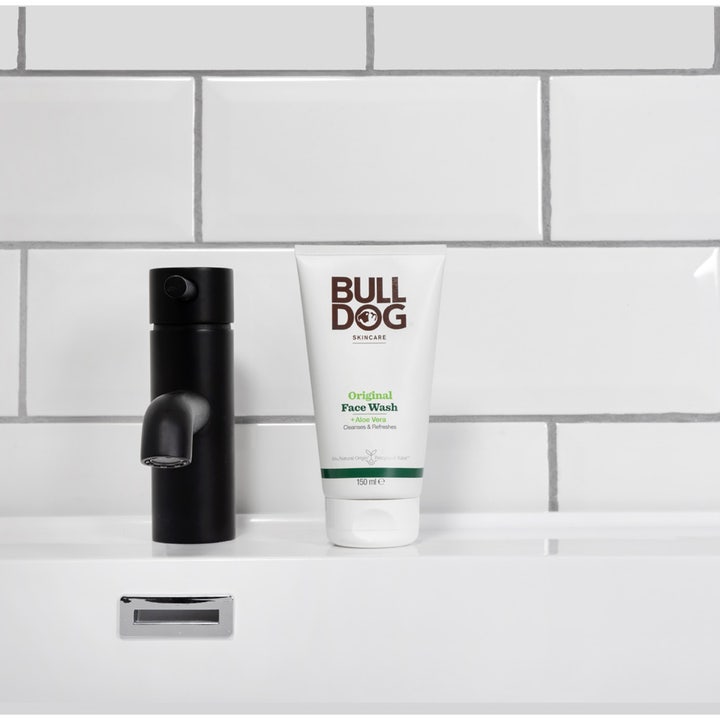 Bulldog Original Face Wash 150 ml ansiktsrens med aloe vera på en hvit vask ved siden av en svart kran