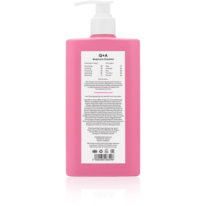 Q+A Vitamin A.C.E Shower Oil 250 ml nærende dusjolje på baksiden av rosa flaske med hvit pumpe og ingrediensliste.