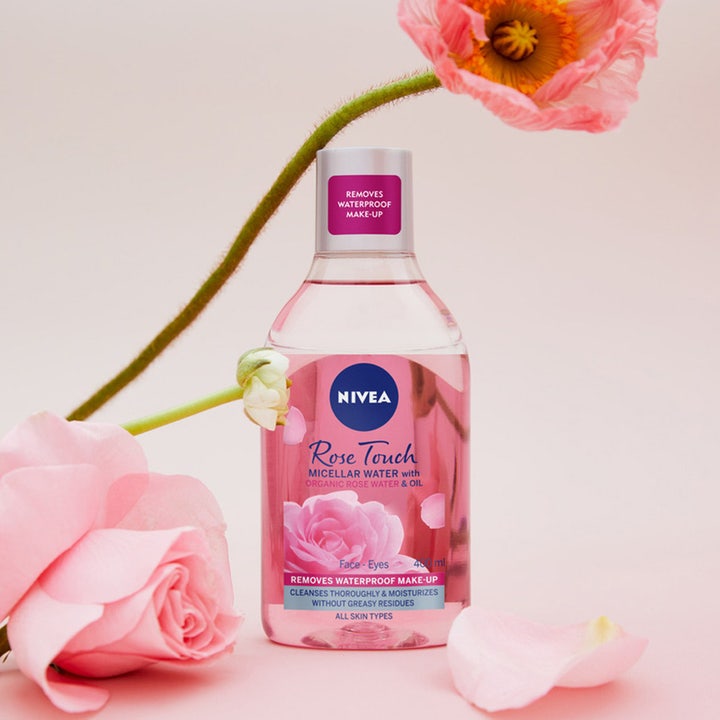 NIVEA Rose Care Micellar Water 400 ml ansiktsrens fjerner vannfast sminke i rosa flaske omgitt av roser
