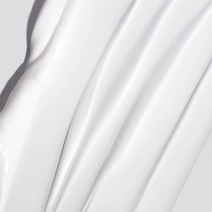 Dermalogica Skin Smoothing Cream 100 ml fuktighetskrem med en fyldig hvit tekstur som gir glød