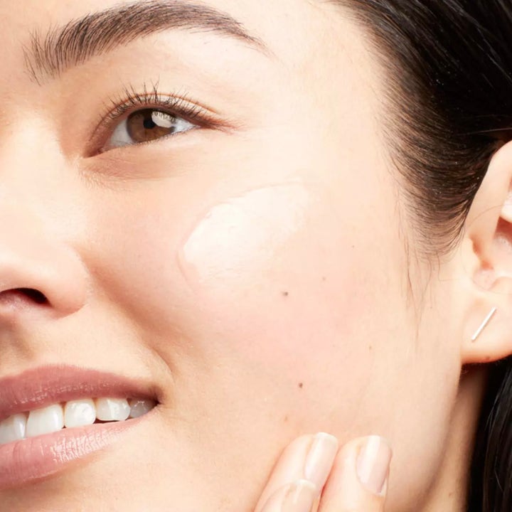Clinique All About Eyes Cream 30 ml fuktighetsgivende øyekrem mot mørke ringer på huden til en smilende kvinne